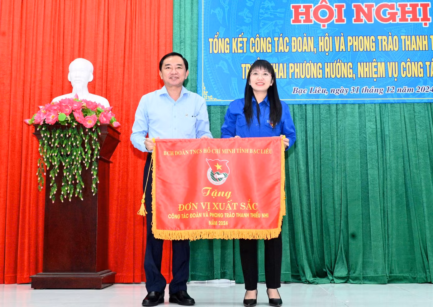 Ban Thường vụ Tỉnh Đoàn đã tặng Cờ thi đua của Ban Chấp hành Tỉnh đoàn cho đơn vị Huyện đoàn Hồng Dân.