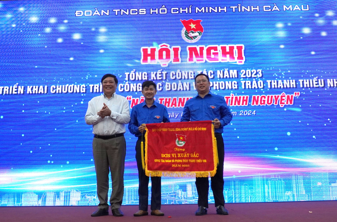 Phó Bí thư Thường trực Tỉnh ủy Cà Mau Phạm Thành Ngại trao cờ thi đua xuất sắc cho lãnh đạo Tỉnh Đoàn Cà Mau.