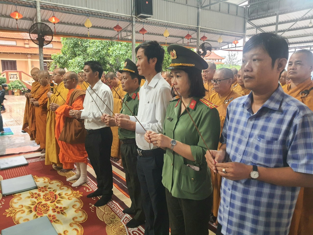 Trước bàn thờ tưởng niệm, nhiều người dân bày tỏ niềm tiếc thương trước sự ra đi của Tổng Bí thư Nguyễn Phú Trọng.