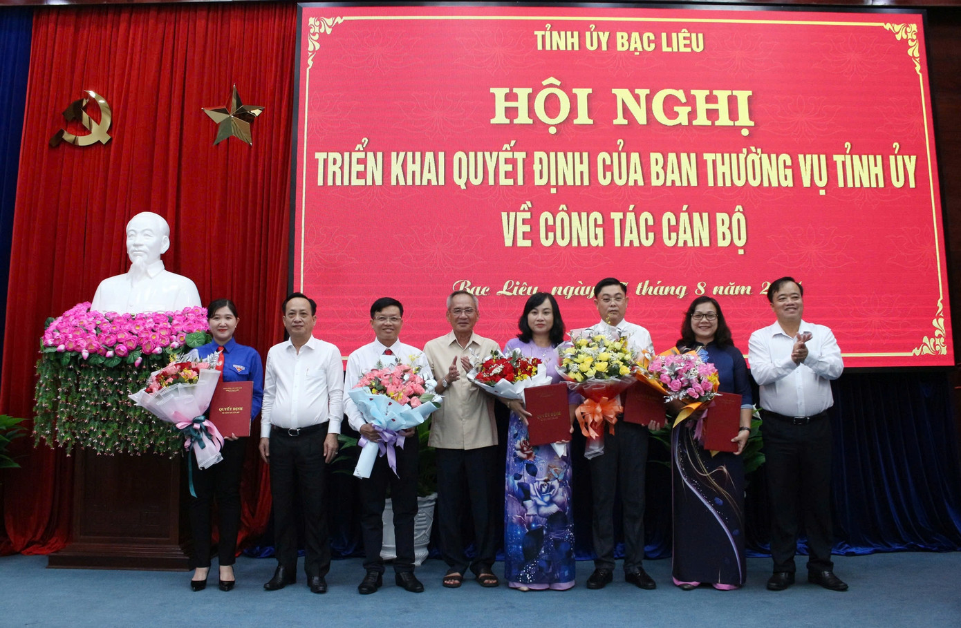Lãnh đạo tỉnh Bạc Liêu trao quyết định và tặng hoa các cán bộ nhận nhiệm vụ mới. Ảnh: CTV.