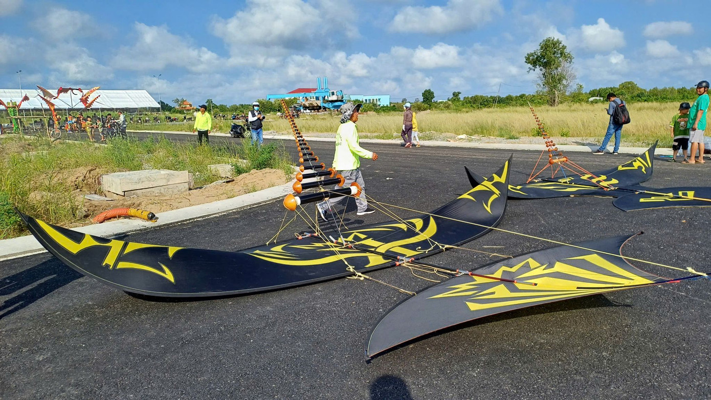 Các thành viên trong câu lạc bộ diều hoa thành phố Sa Đéc (Đồng Tháp) mang theo 60 con diều và có mặt tại thị trấn Sông Đốc từ rất sớm để tham gia hoạt động trên. Các thành viên trong câu lạc bộ diều hoa thành phố Sa Đéc (Đồng Tháp) mang theo 60 con diều và có mặt tại thị trấn Sông Đốc từ rất sớm để tham gia hoạt động trên.