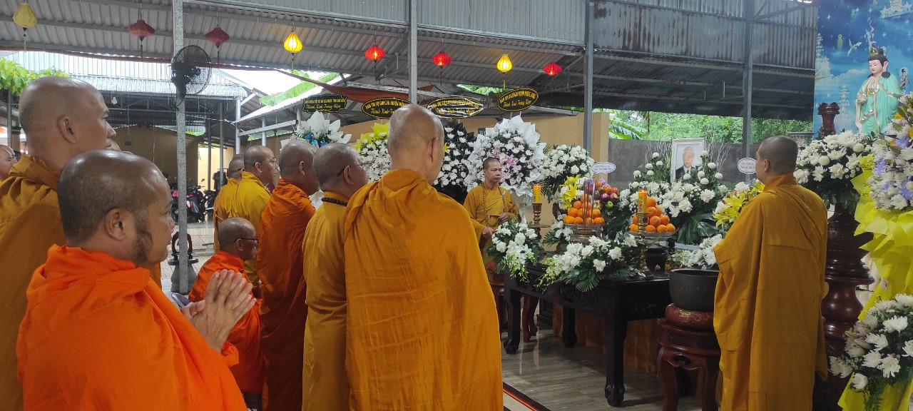 Trong không khí trang nghiêm, Đại đức cùng chư tăng ôn lại tiểu sử, cuộc đời, quá trình công tác của Tổng Bí thư Nguyễn Phú Trọng.