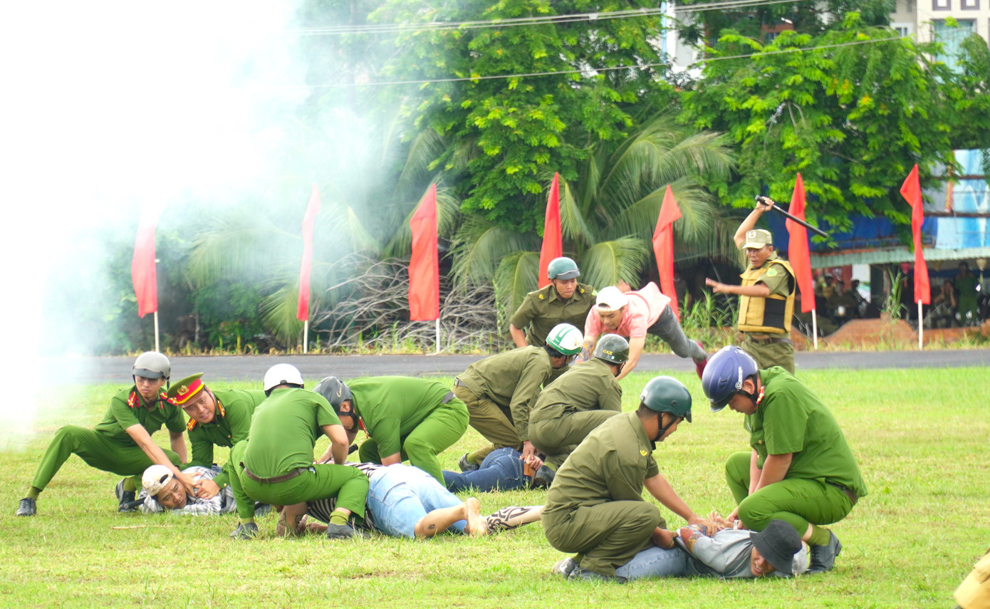 Lực lượng tham gia bảo vệ ANTT ở cơ sở tại Cà Mau diễn tập tình huống khống chế các đối tượng quá khích sử dụng hung khí, vật gây cháy, nổ, phương tiện tổ chức đua xe trái phép, phá rối ANTT tại địa phương. Lực lượng tham gia bảo vệ ANTT ở cơ sở tại Cà Mau diễn tập tình huống khống chế các đối tượng quá khích sử dụng hung khí, vật gây cháy, nổ, phương tiện tổ chức đua xe trái phép, phá rối ANTT tại địa phương.