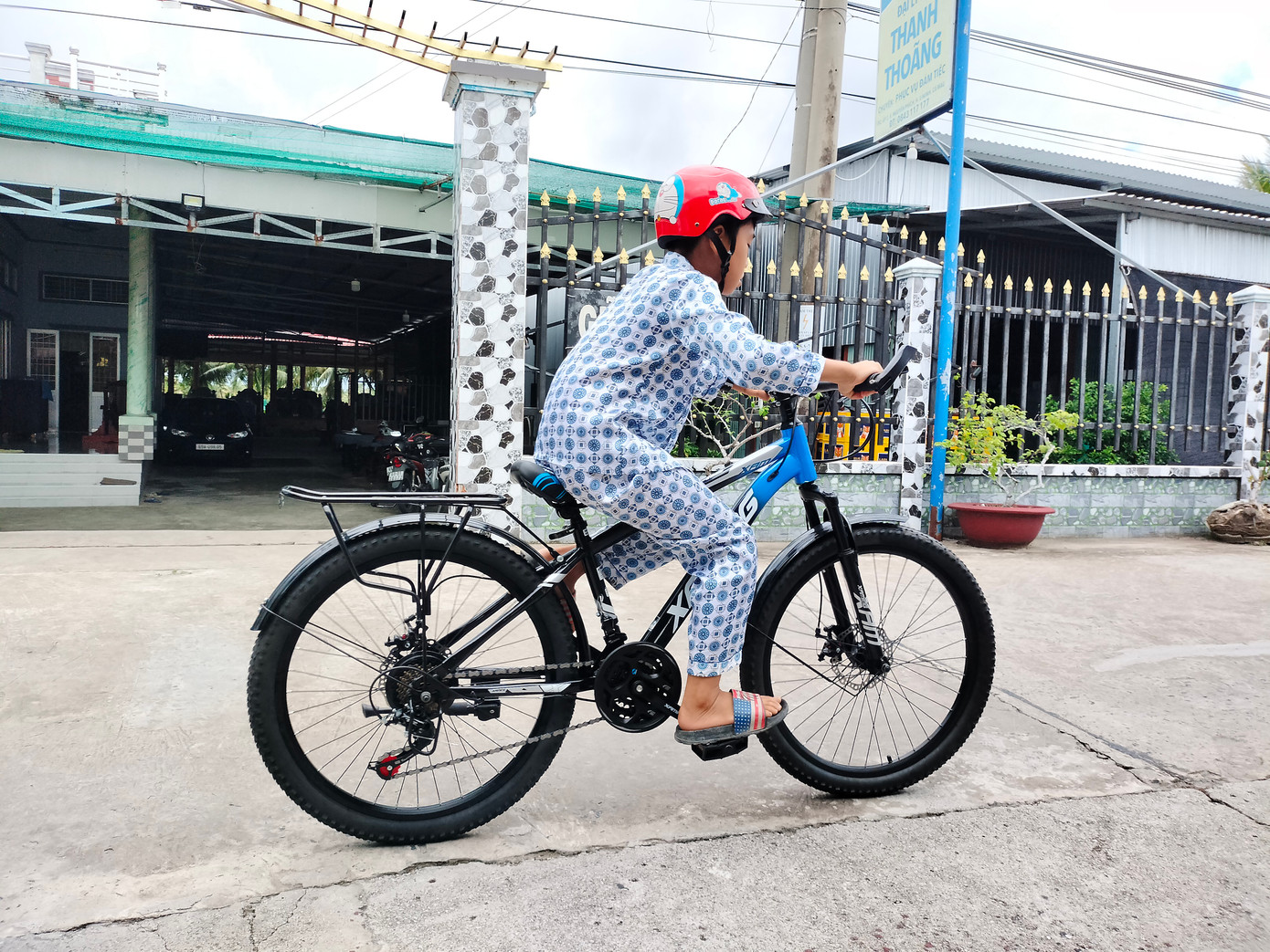 Ngoan thử đi xe đạp mới được tặng.