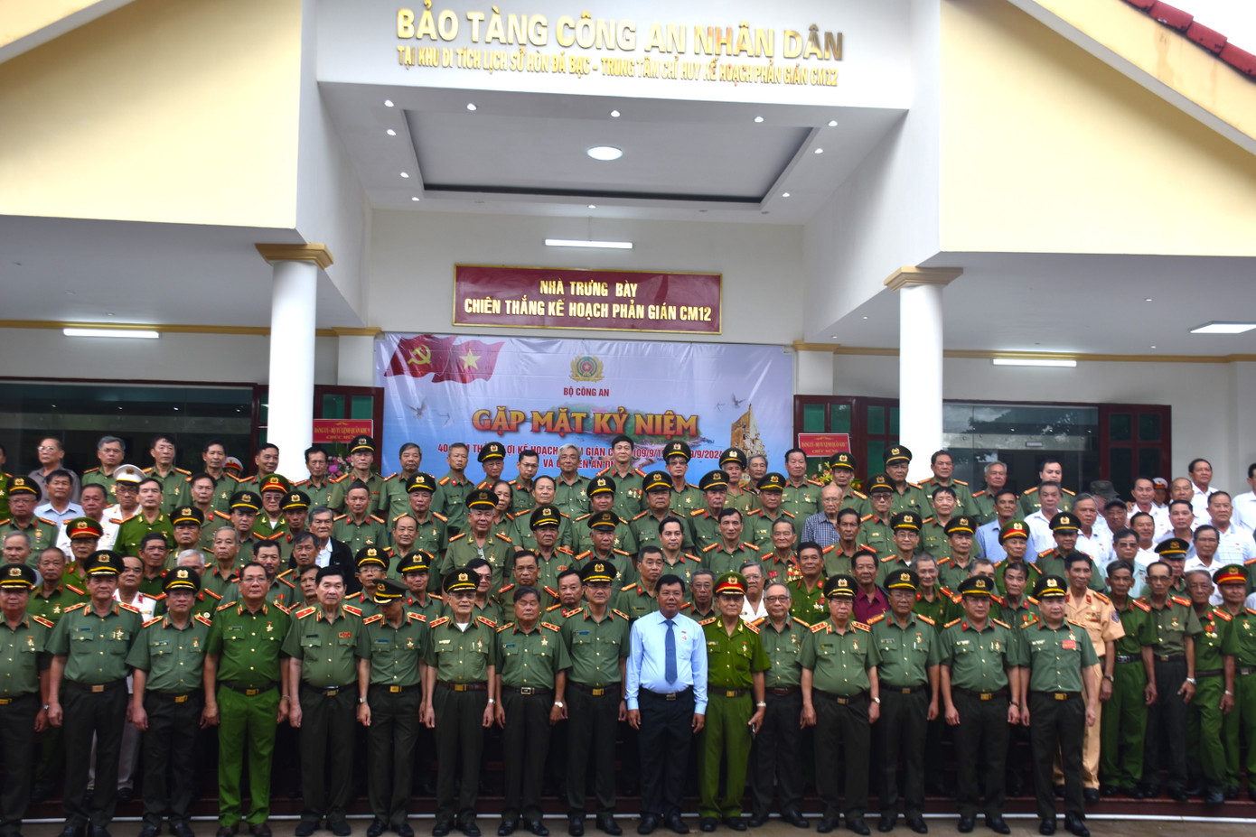 Các đại biểu chụp ảnh lưu niệm.