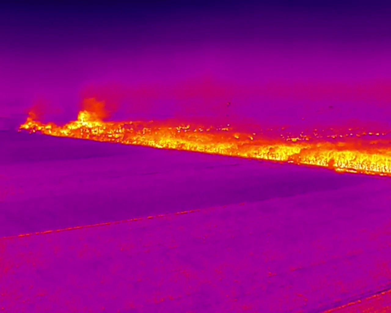 Hình ảnh flycam tầm nhiệt ghi lại vị trí cháy. Hình ảnh flycam tầm nhiệt ghi lại vị trí cháy.