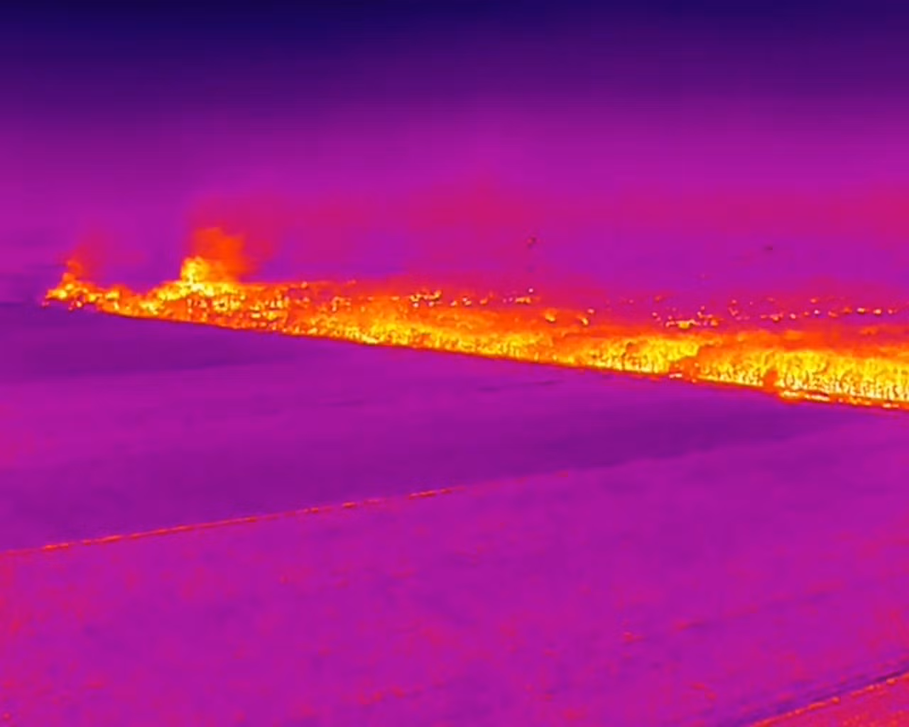 Hình ảnh flycam tầm nhiệt ghi lại vị trí cháy. Hình ảnh flycam tầm nhiệt ghi lại vị trí cháy.