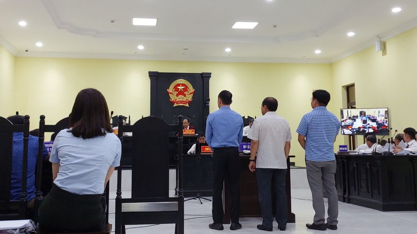 Các bị cáo tại phiên tòa sáng 29/3.