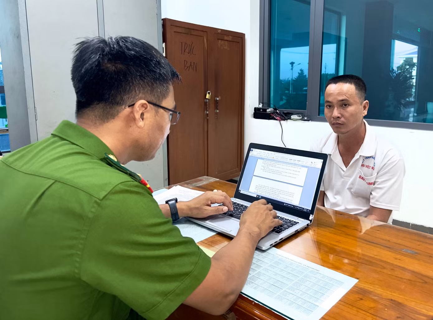 Đối tượng Luân tại cơ quan công an. Ảnh: Trọng Nguyễn.