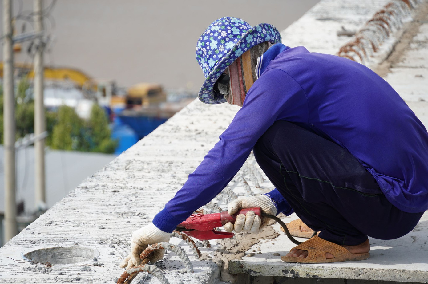 Công trường hiện có hơn 50 kỹ sư, công nhân, giám sát chia 2 ca làm việc xuyên suốt, đảm bảo đúng tiến độ. Hiện thời tiết đang thuận lợi cho xây dựng công trình.