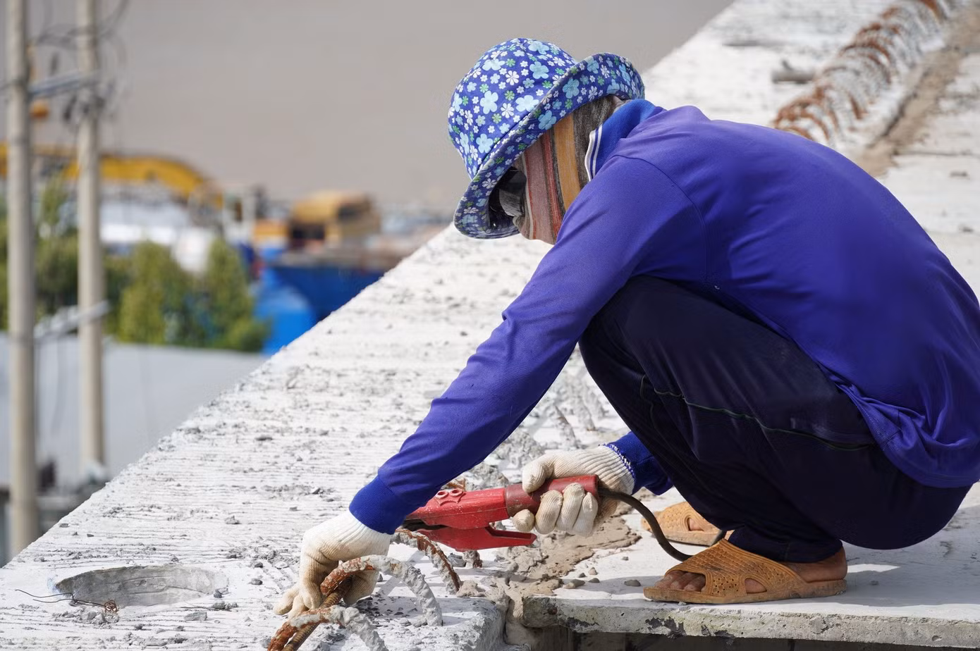 Công trường hiện có hơn 50 kỹ sư, công nhân, giám sát chia 2 ca làm việc xuyên suốt, đảm bảo đúng tiến độ. Hiện thời tiết đang thuận lợi cho xây dựng công trình. Công trường hiện có hơn 50 kỹ sư, công nhân, giám sát chia 2 ca làm việc xuyên suốt, đảm bảo đúng tiến độ. Hiện thời tiết đang thuận lợi cho xây dựng công trình.
