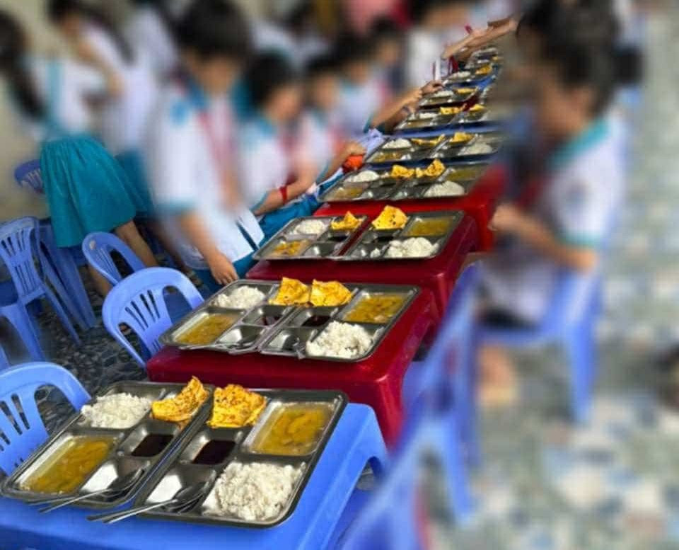 Phụ huynh xót xa trước suất ăn của con tại trường. Phụ huynh xót xa trước suất ăn của con tại trường.