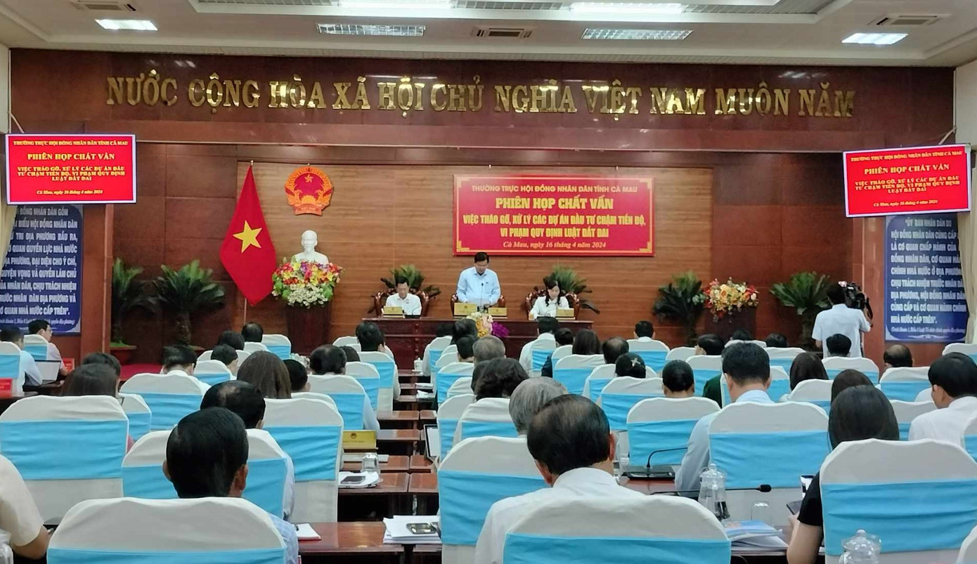 Quang cảnh buổi chất vấn. Quang cảnh buổi chất vấn.