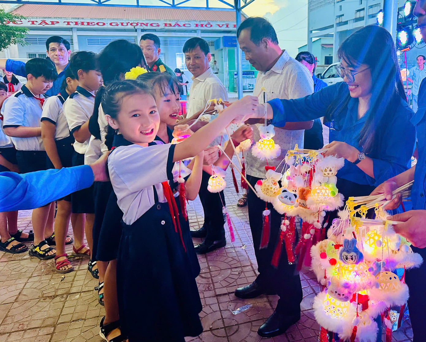 Các em thiếu nhi vui vẻ đón nhận quà Tết Trung thu. Các em thiếu nhi vui vẻ đón nhận quà Tết Trung thu.