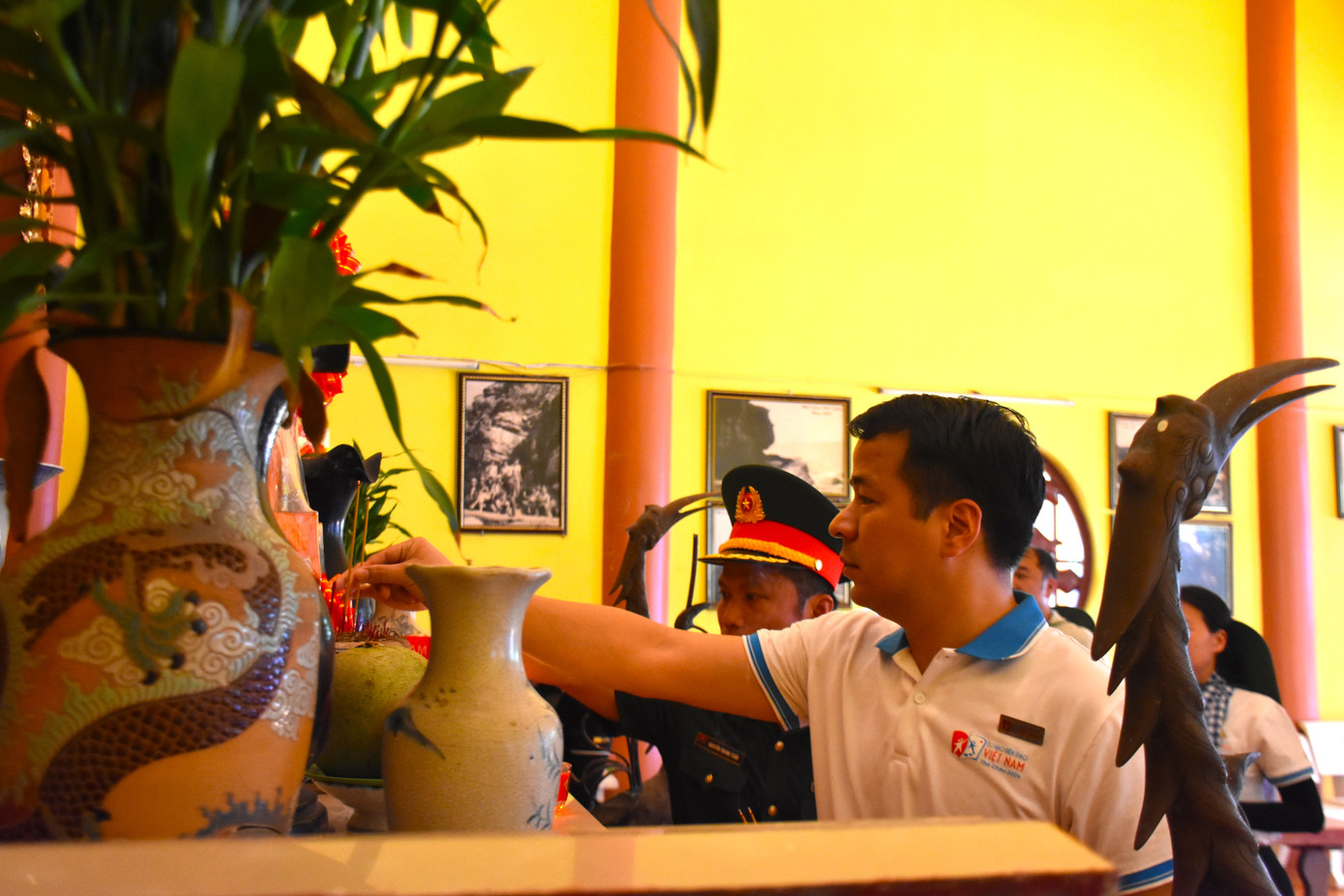 Anh Ngô Văn Cương - Bí thư T.Ư Đoàn dâng hương tưởng niệm Chủ tịch Hồ Chí Minh.