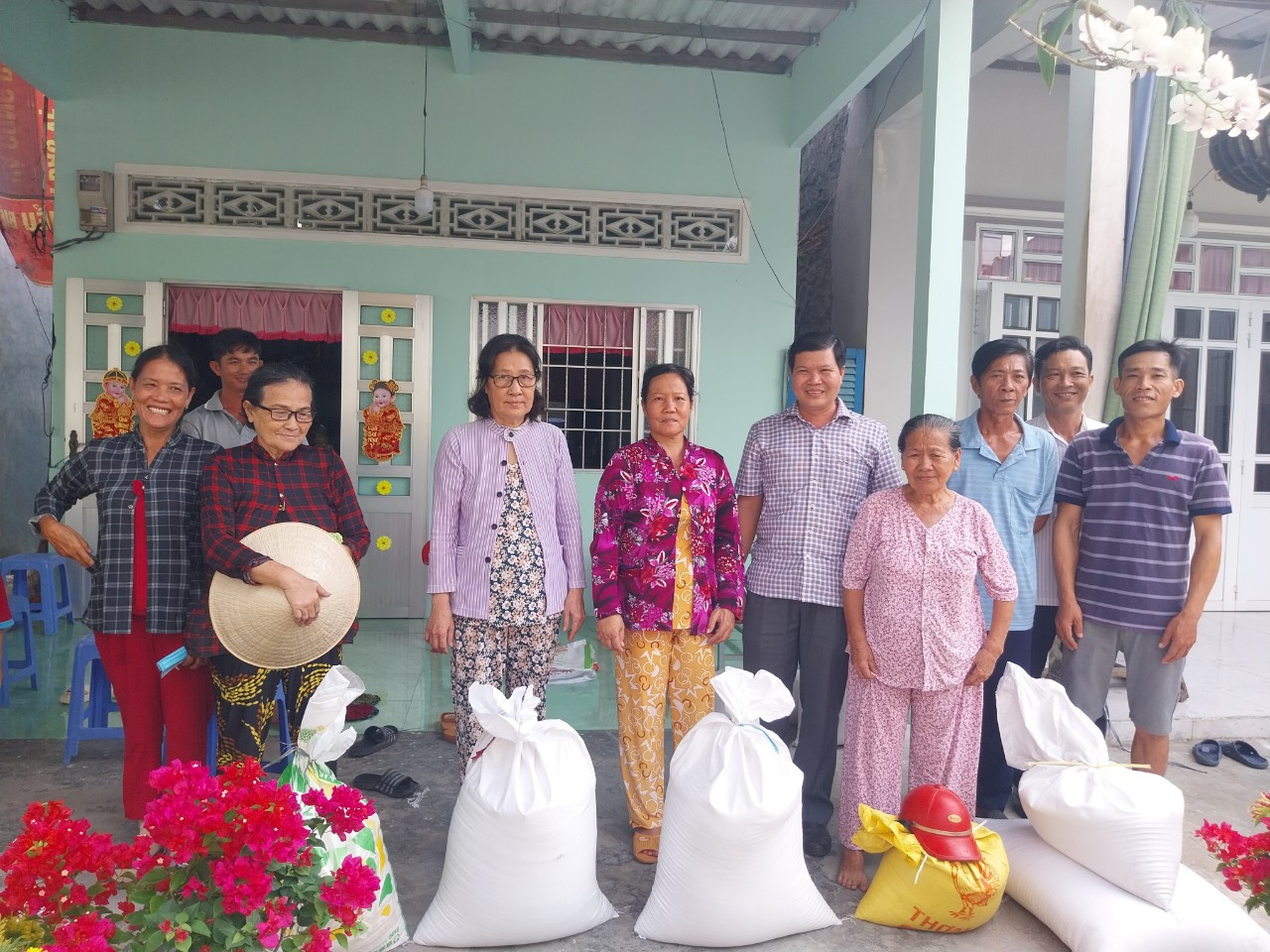 Lãnh đạo UBND huyện Vĩnh Lợi phát gạo cho người nghèo, cận nghèo... Lãnh đạo UBND huyện Vĩnh Lợi phát gạo cho người nghèo, cận nghèo...