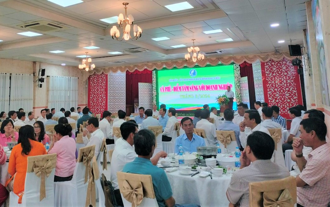 Tỉnh uỷ - UBND tỉnh Bạc Liêu tổ chức buổi điểm tâm và cà phê sáng với hơn 80 công ty, doanh nghiệp trên địa bàn tỉnh.