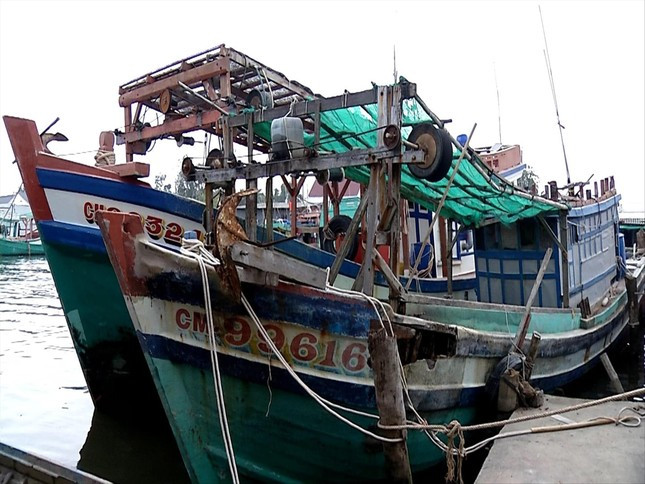 Một tàu cá của ngư dân Cà Mau bị tàu của ngư dân khác đâm hư hỏng do tranh chấp ngư trường khai thác trên biển. Một tàu cá của ngư dân Cà Mau bị tàu của ngư dân khác đâm hư hỏng do tranh chấp ngư trường khai thác trên biển.