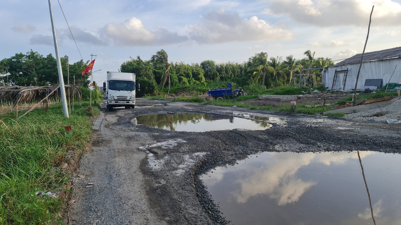 Mặt đường vào khu di tích Hòn Đá Bạc hư hỏng nặng. Mặt đường vào khu di tích Hòn Đá Bạc hư hỏng nặng.