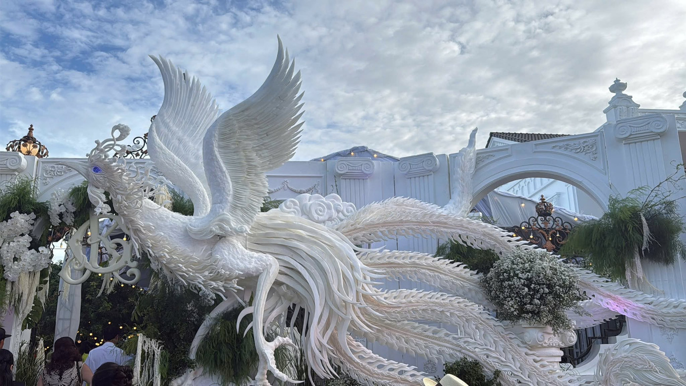 Hình Phụng được đính kết thủ công bằng lông vũ.