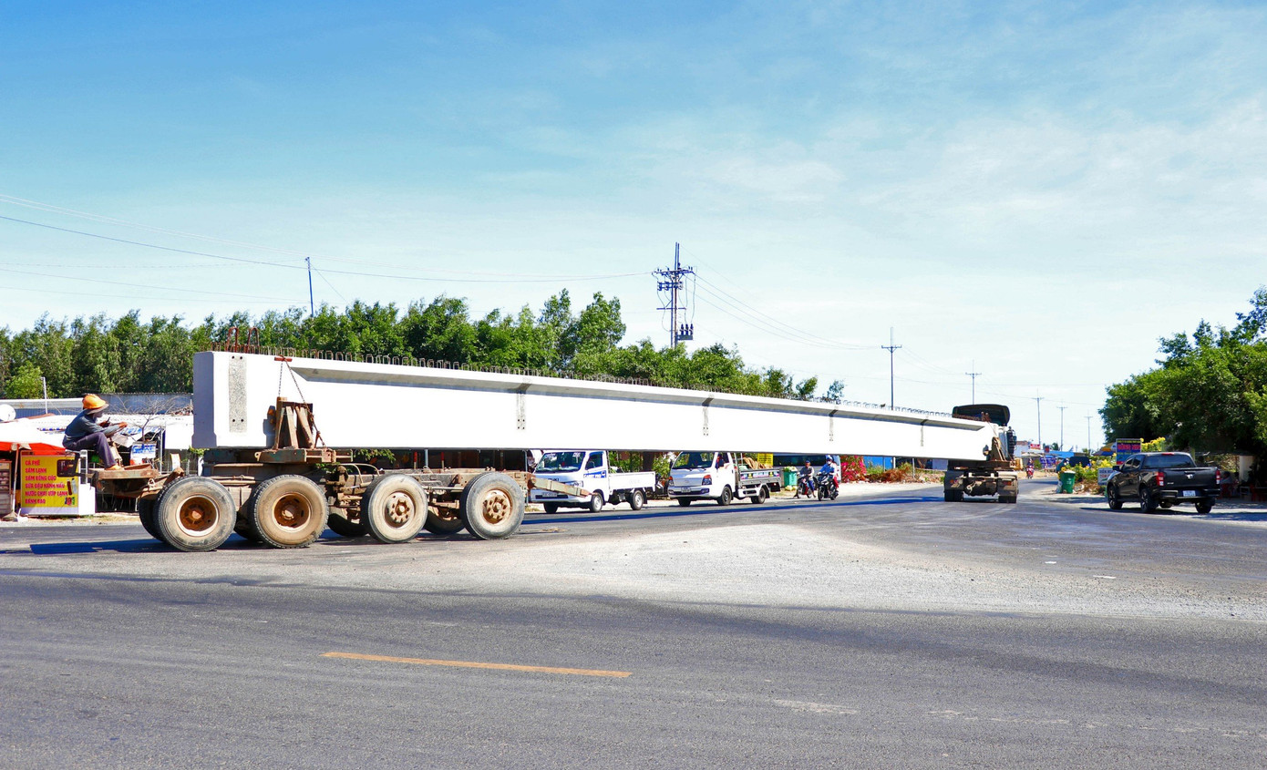 Trước khó khăn trên, UBND tỉnh Cà Mau kính đề nghị Thủ tướng chỉ đạo các bộ, ngành liên quan và các địa phương có mỏ cát tiếp tục triển khai các giải pháp thiết thực, hiệu quả để tập trung tháo gỡ vướng mắc trong khai thác, cung ứng vật liệu cát đắp nền. Việc này nhằm bảo đảm việc khai thác cát đáp ứng tiến độ thi công tuyến cao tốc theo đúng kế hoạch.