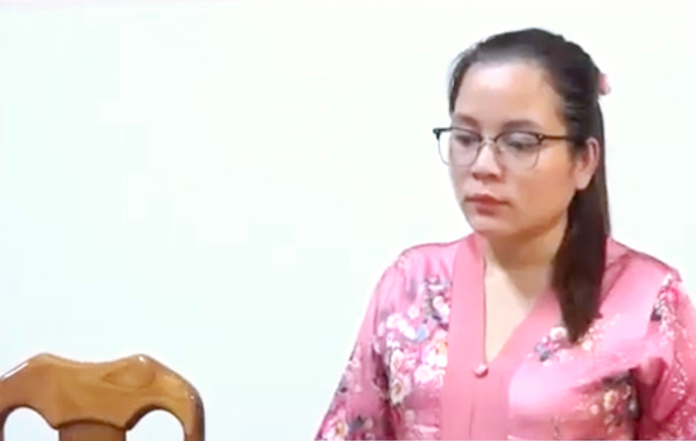 Nhiên nghe công an đọc lệnh khởi tố, cấm đi khỏi nơi cư trú.