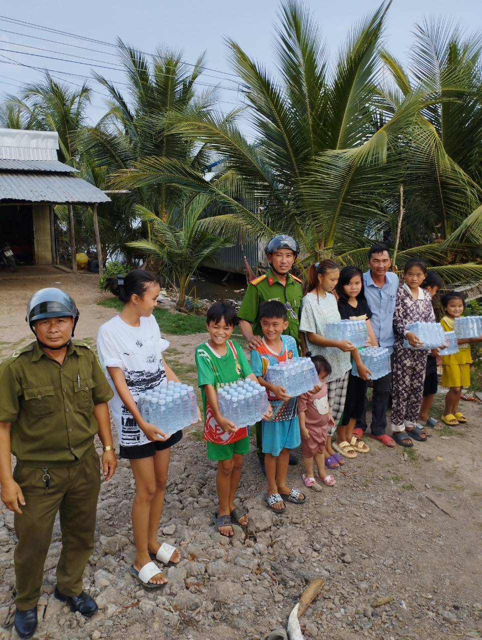 30 lốc nước cho trẻ em xã Biển Bạch đến trường. 30 lốc nước cho trẻ em xã Biển Bạch đến trường.