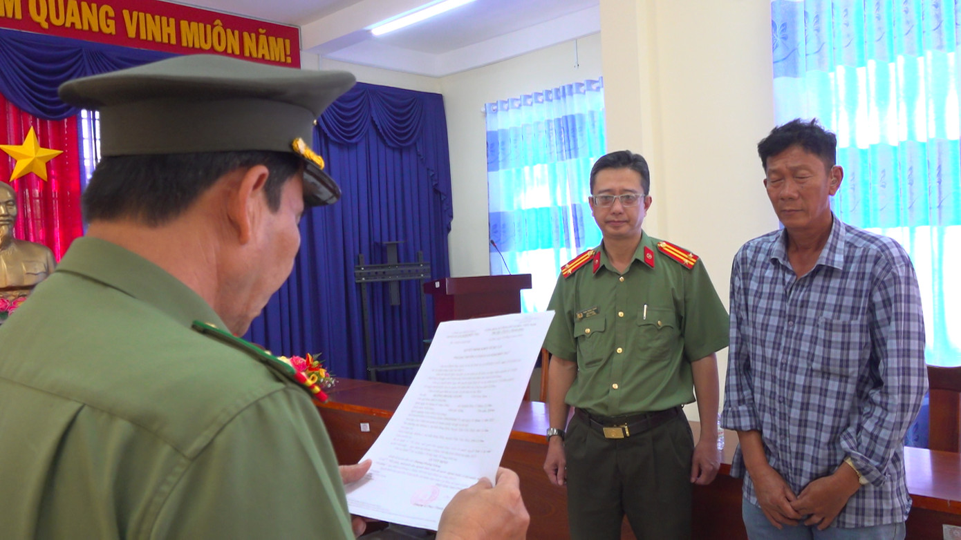 Cơ quan ANĐT tống đạt các quyết định tố tụng với Giang. Ảnh: Hoàng Giang.