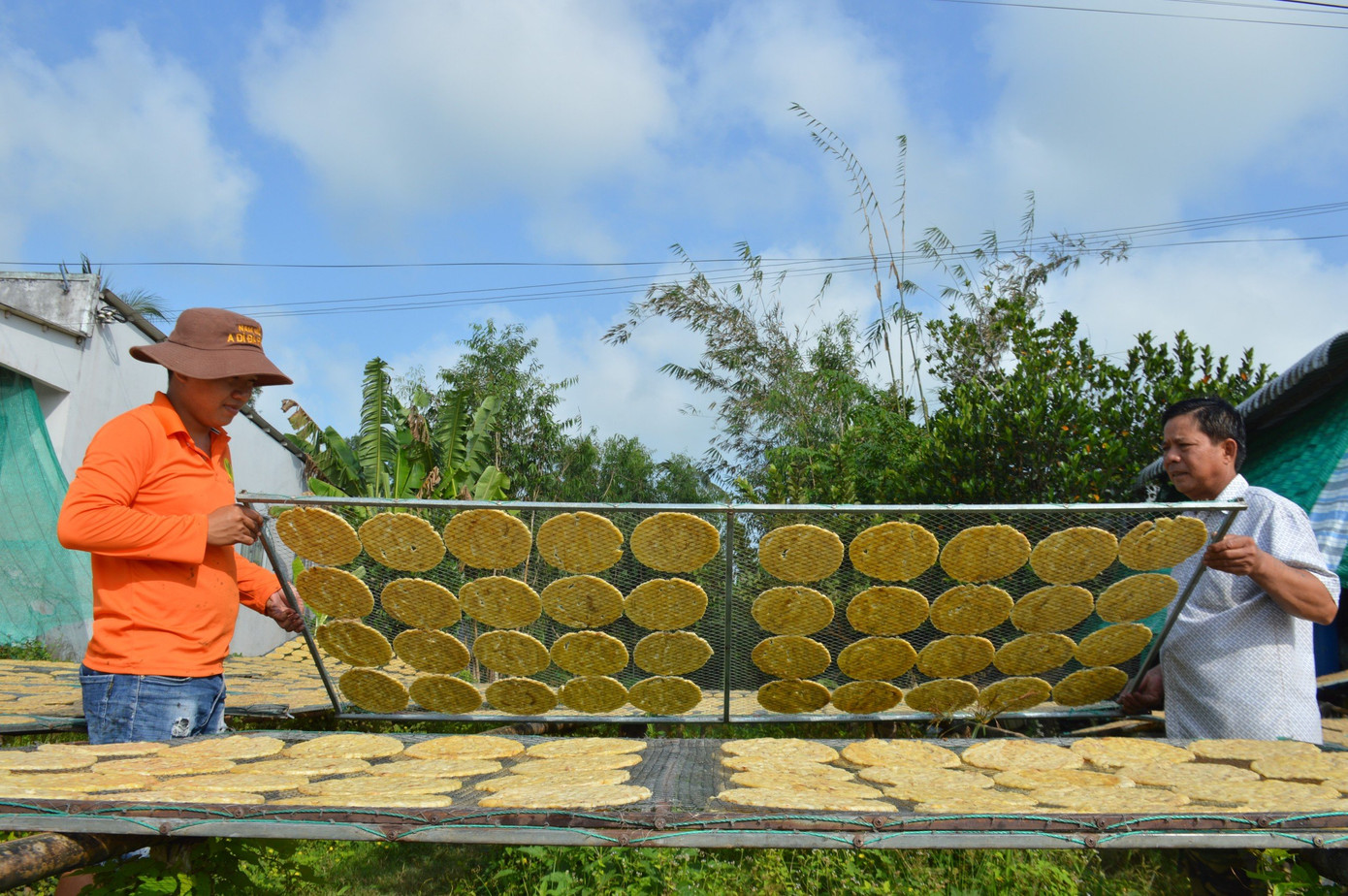Các cơ sở chọn chuối đạt tiêu chuẩn đem ủ 6-8 tiếng, rồi để thoáng bên ngoài khoảng 36 tiếng cho chín tự nhiên. Tiếp đó, nhân công bóc vỏ chuối đặt lên vỉ để sấy nguyên trái 10-12 tiếng (hoặc phơi một ngày ngoài nắng).
