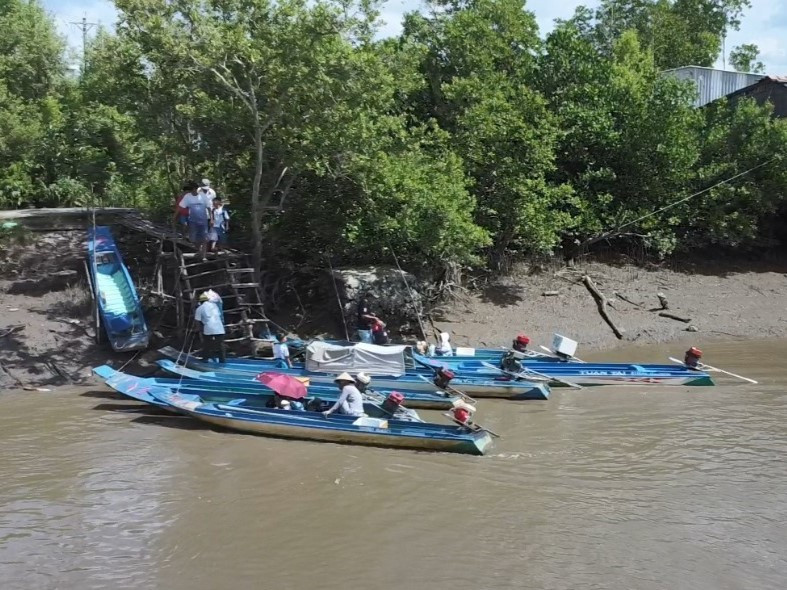 Nhiều phụ huynh phải vượt quãng đường khoảng 15 – 16 cây số bằng đường sông nên phải ngồi chờ con cháu tan trường rước về, giảm đi lại nhiều lần để tiết kiệm chi phí.