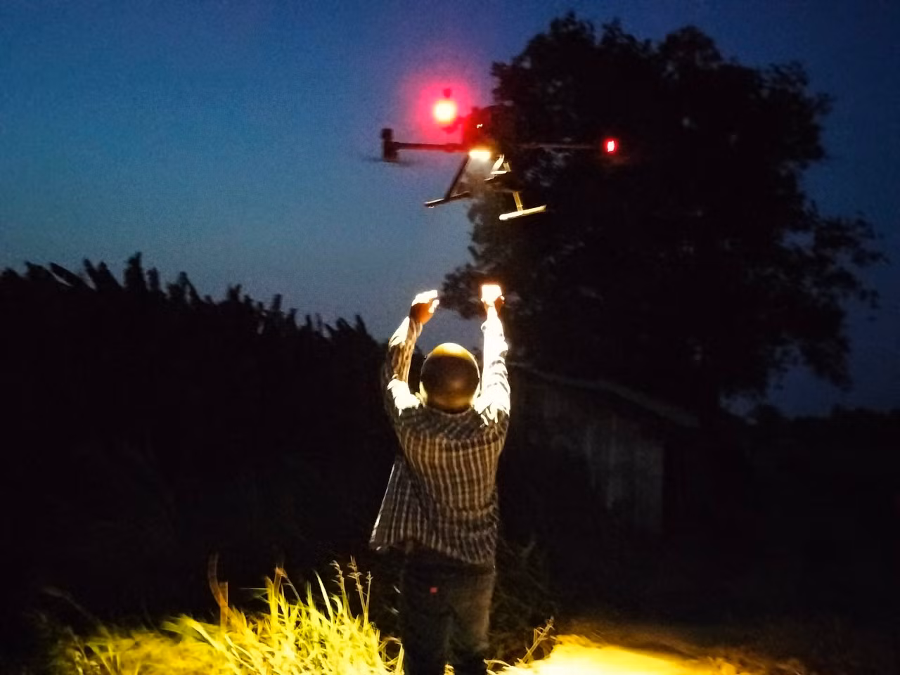 Ngành chức năng tỉnh Cà Mau lần đầu sử dụng flycam tầm nhiệt hỗ trợ chữa cháy. Ngành chức năng tỉnh Cà Mau lần đầu sử dụng flycam tầm nhiệt hỗ trợ chữa cháy.