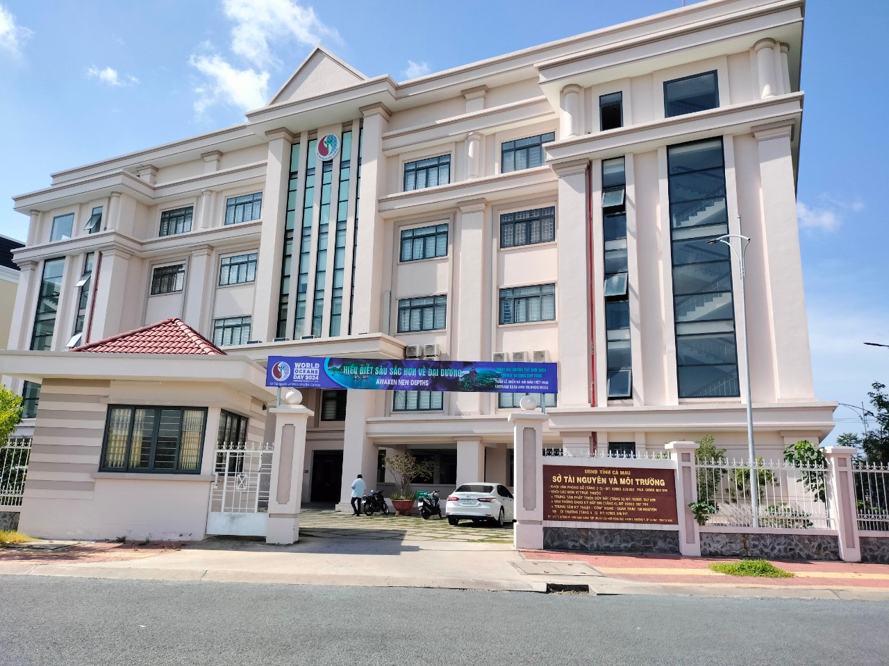 Trụ sở của Sở Tài nguyên và Môi trường tỉnh Cà Mau mới đưa vào sử dụng được 2 năm đã xuống cấp. Trụ sở của Sở Tài nguyên và Môi trường tỉnh Cà Mau mới đưa vào sử dụng được 2 năm đã xuống cấp.