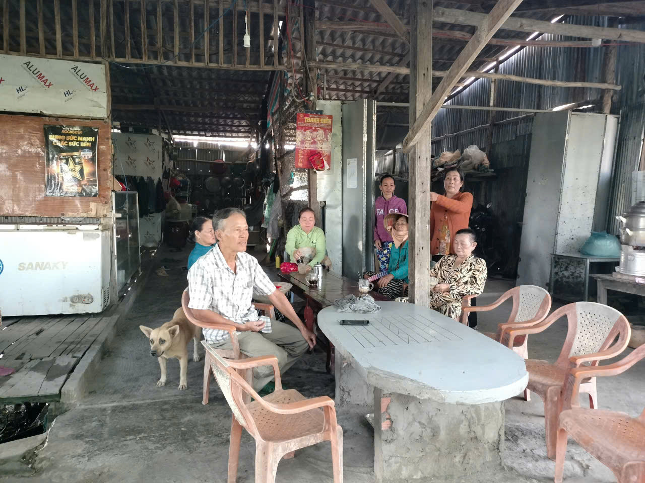 Tại điểm Trường Tiểu học 1 xã Tân Ân Tây (huyện Ngọc Hiển) vào một buổi sáng sớm, có rất đông phụ huynh ngồi túm tụm chờ con tan học.