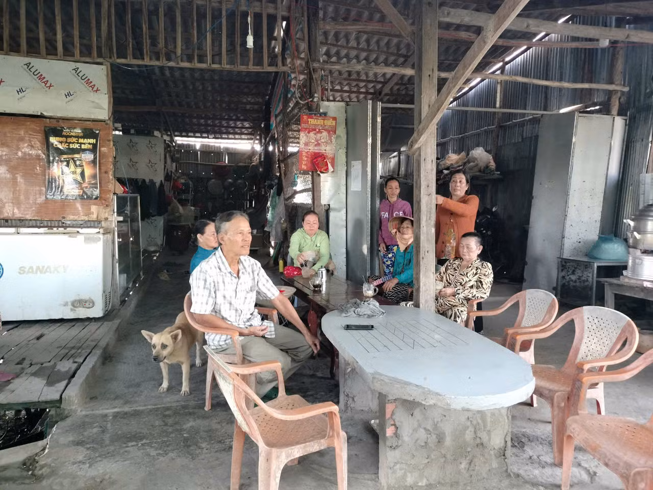 Tại điểm Trường Tiểu học 1 xã Tân Ân Tây (huyện Ngọc Hiển) vào một buổi sáng sớm, có rất đông phụ huynh ngồi túm tụm chờ con tan học.