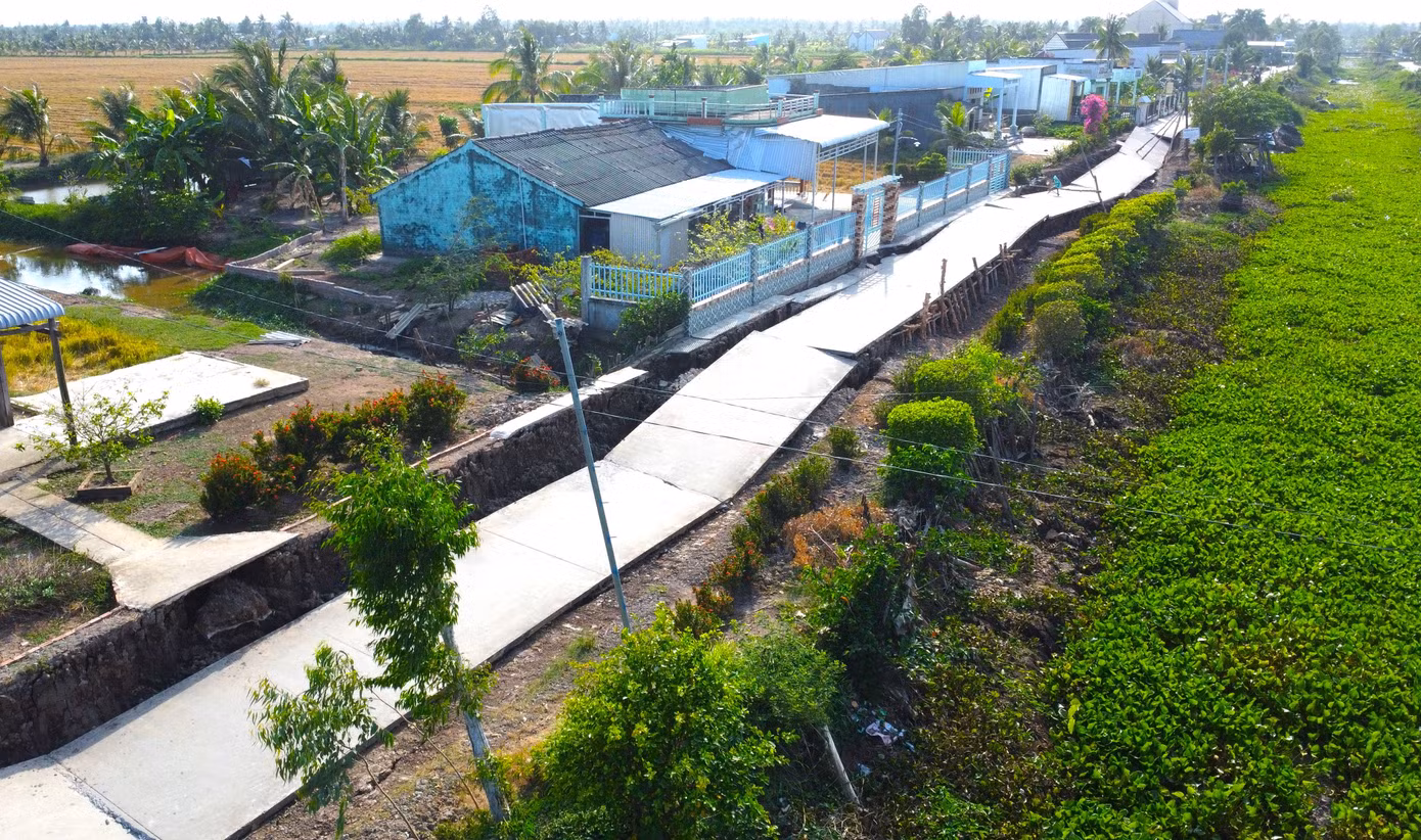 Một đoạn đường liên xã tại Cà Mau sạt lở do hạn hán, nước kênh giảm kéo đất tụt theo (Ảnh: Tân Lộc). Một đoạn đường liên xã tại Cà Mau sạt lở do hạn hán, nước kênh giảm kéo đất tụt theo (Ảnh: Tân Lộc).