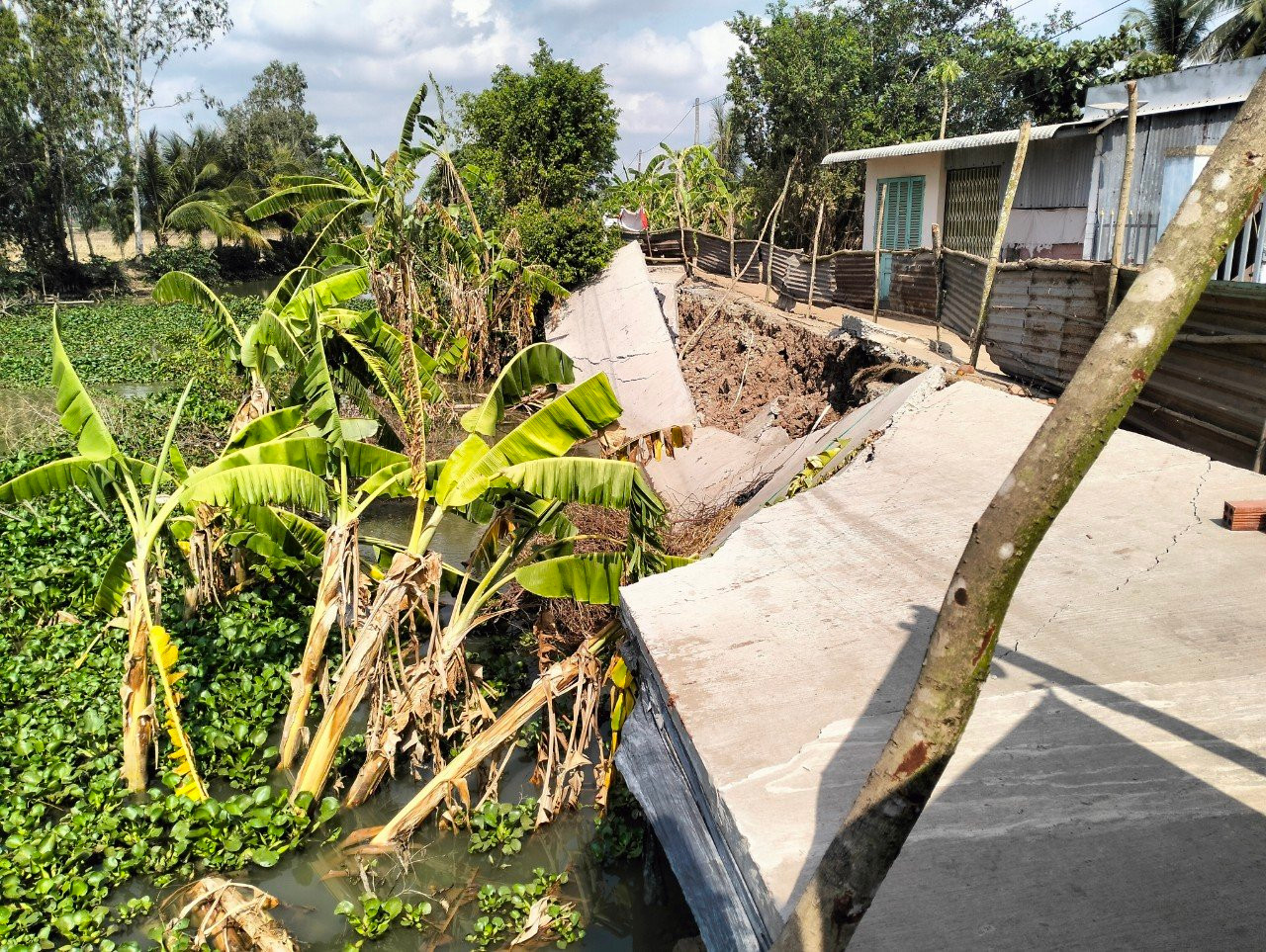 Đoạn lộ bê tông ở Bạc Liêu bị sụt lún xuống sông.
