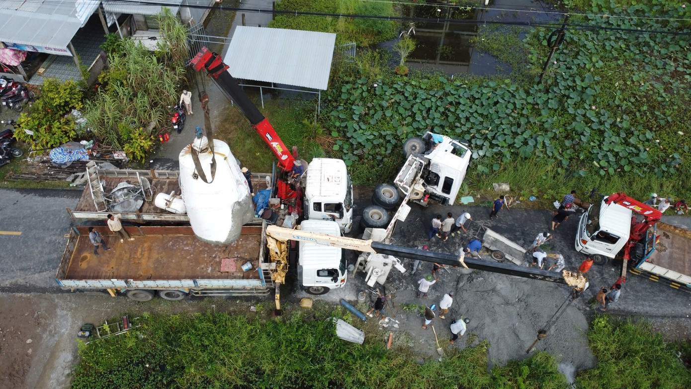 Hiện trường vụ xe trộn bê tông lật chắn ngang đường. Hiện trường vụ xe trộn bê tông lật chắn ngang đường.