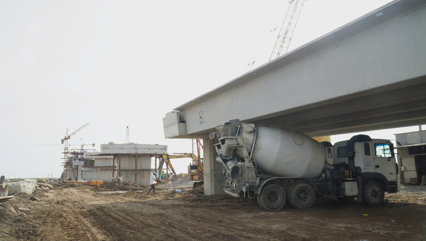 Ngoài cầu chính, đường kết nối điểm đầu dự án giao với tuyến Đông - Tây của Cà Mau đang thi công hoàn thiện.