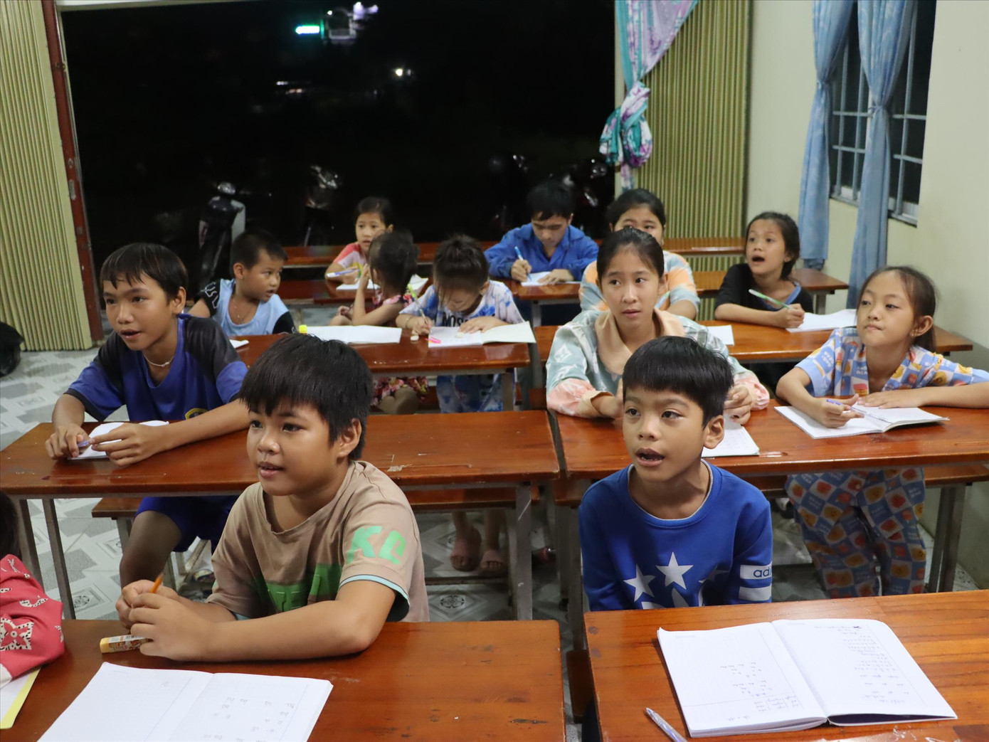 Lớp học đa phần các em đều có hoàn cảnh khó khăn, không có điều kiện đến trường.