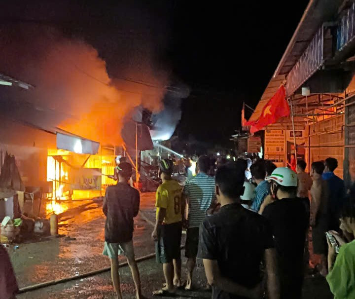 Hiện trường vụ cháy thiêu rụi 3 cơ sở kinh doanh. Hiện trường vụ cháy thiêu rụi 3 cơ sở kinh doanh.