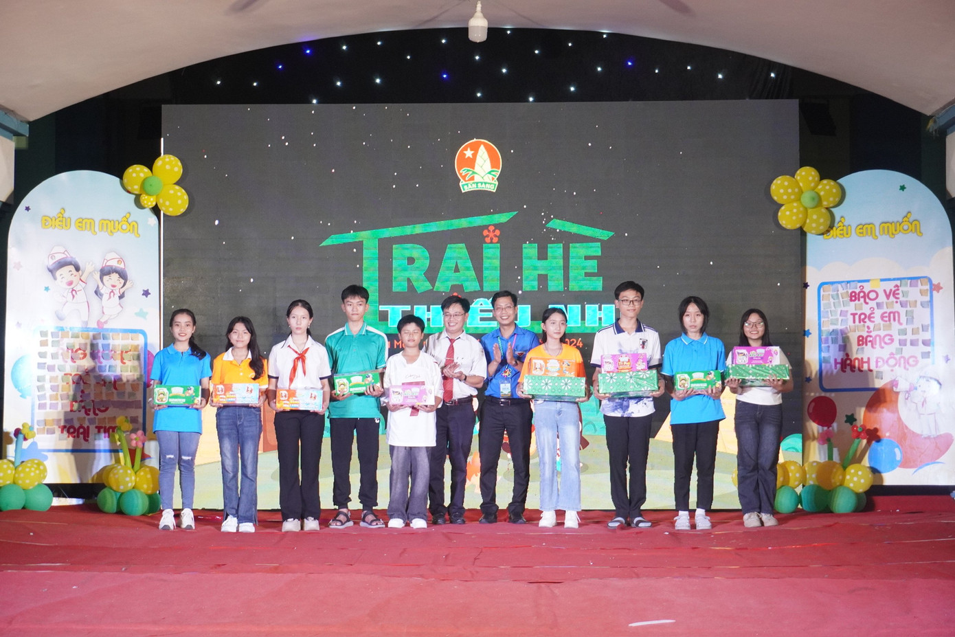 Các em thiếu nhi nhận các giải thưởng của các phần thi.