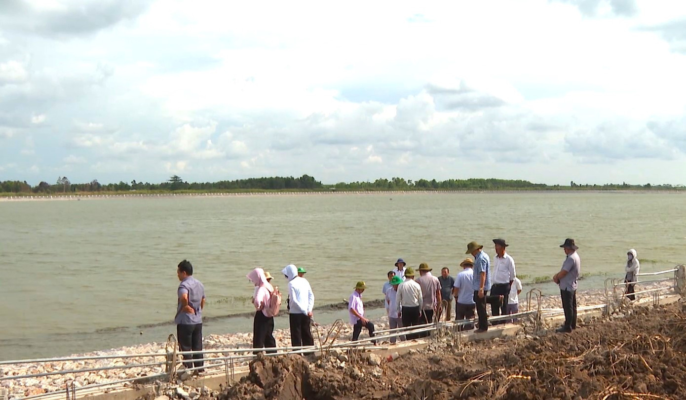 Hồ nước ngọt lớn nhất Cà Mau đã bắt đầu tích nước, dự kiến vận hành trong tháng 6 này.