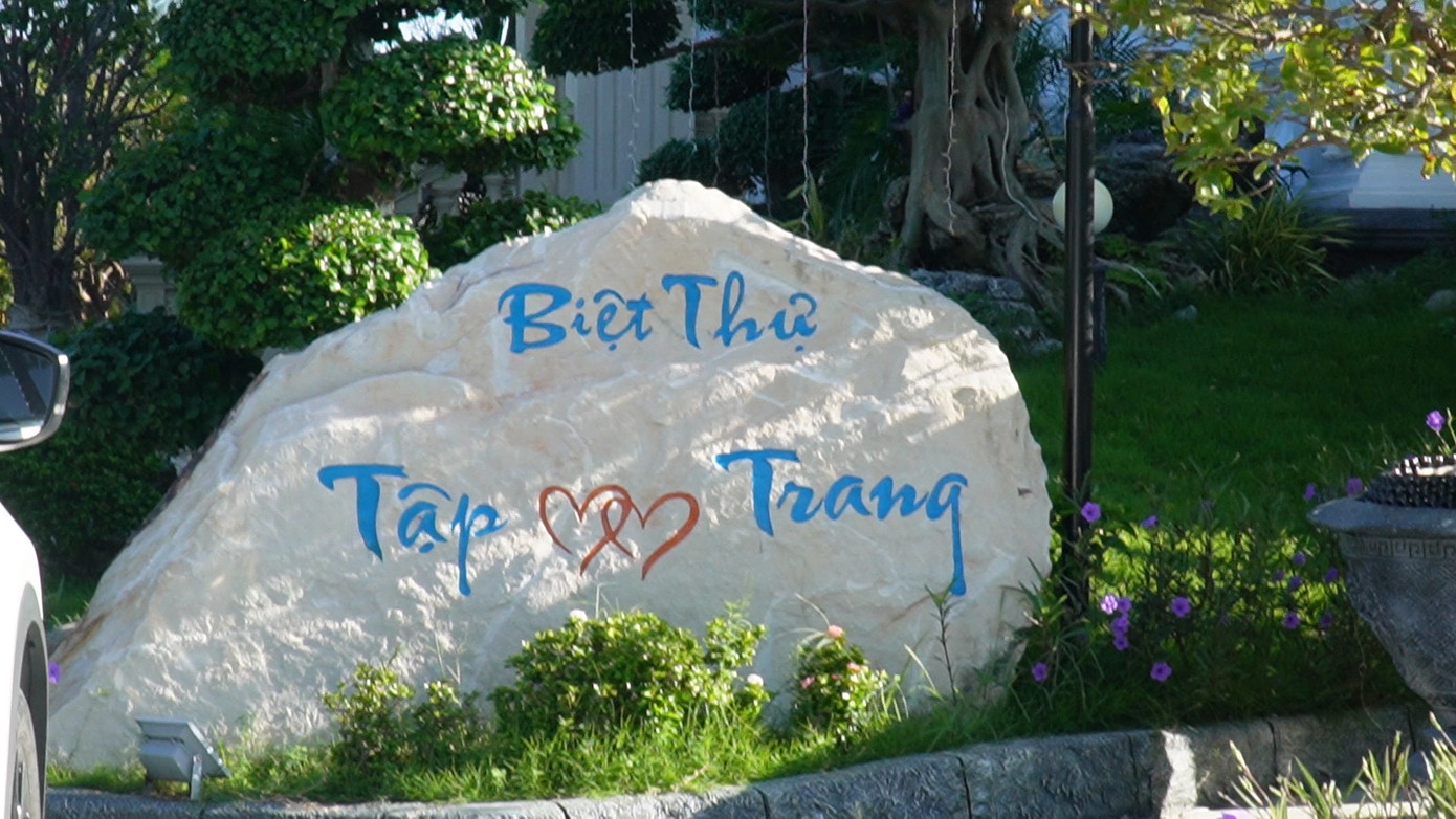 Bên trong sân vườn của căn biệt thự xây dựng sai phép. Bên trong sân vườn của căn biệt thự xây dựng sai phép.