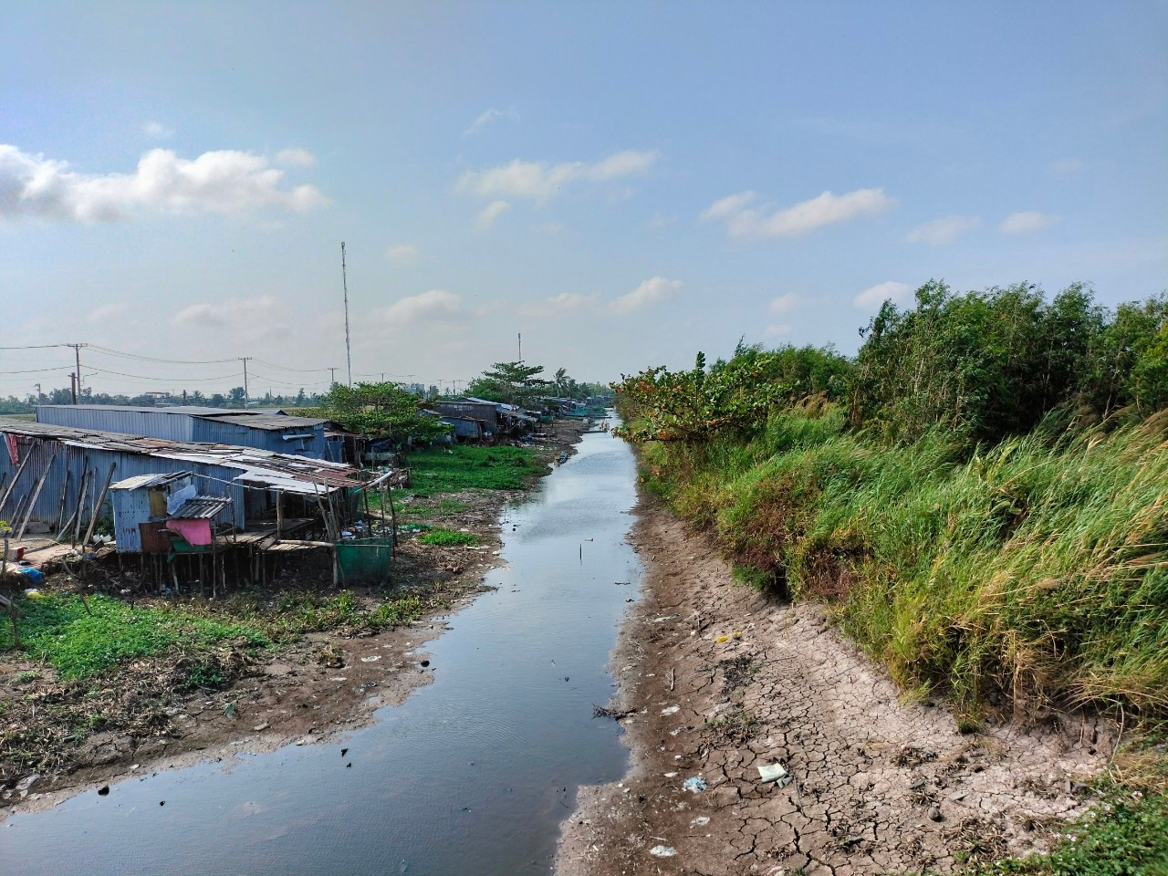 Các con sông, rạch ở vùng ngọt hoá huyện Trần Văn Thời đã khô cạn nước.