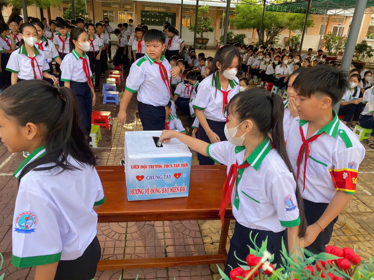 Các em học sinh liên đội Trường THCS Tân Tiến (huyện Đầm Dơi, Cà Mau) tận tay gửi tình cảm của mình để ủng hộ các bạn thiếu nhi vùng lũ miền Bắc.