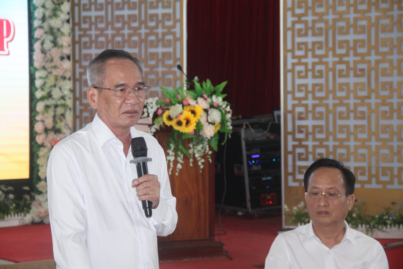 Bí thư Tỉnh ủy Bạc Liêu Lữ Văn Hùng chia sẻ tại buổi cà phê sáng với doanh nghiệp. Bí thư Tỉnh ủy Bạc Liêu Lữ Văn Hùng chia sẻ tại buổi cà phê sáng với doanh nghiệp.