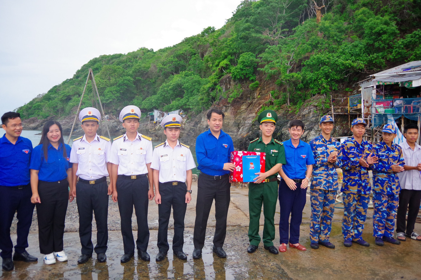 Anh Ngô Văn Cương - Bí thư T.Ư Đoàn TNCS Hồ Chí Minh thăm, tặng quà các chiến sĩ làm nhiệm vụ trên đảo Hòn Chuối. Anh Ngô Văn Cương - Bí thư T.Ư Đoàn TNCS Hồ Chí Minh thăm, tặng quà các chiến sĩ làm nhiệm vụ trên đảo Hòn Chuối.