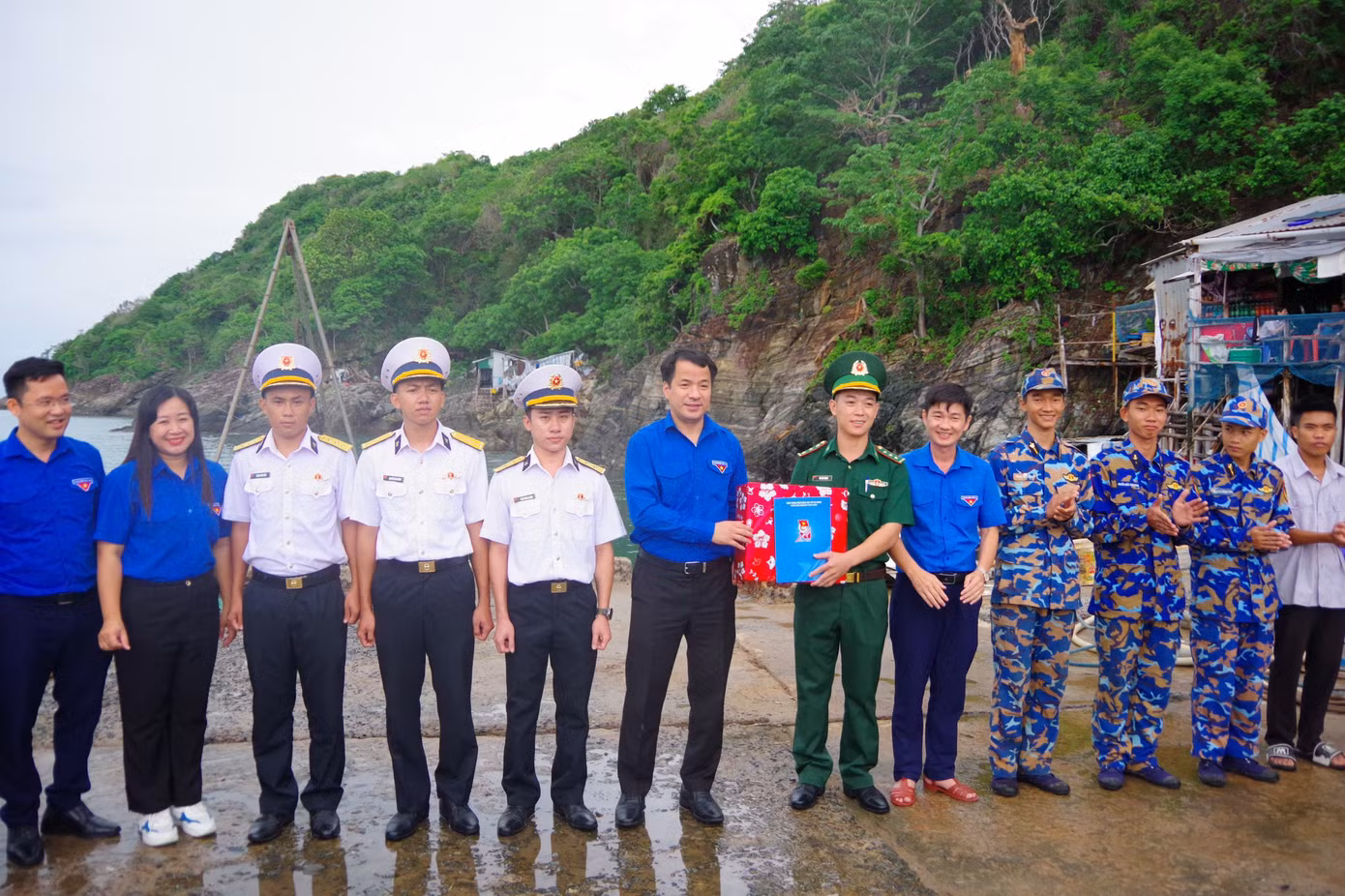 Anh Ngô Văn Cương - Bí thư T.Ư Đoàn TNCS Hồ Chí Minh thăm, tặng quà các chiến sĩ làm nhiệm vụ trên đảo Hòn Chuối.