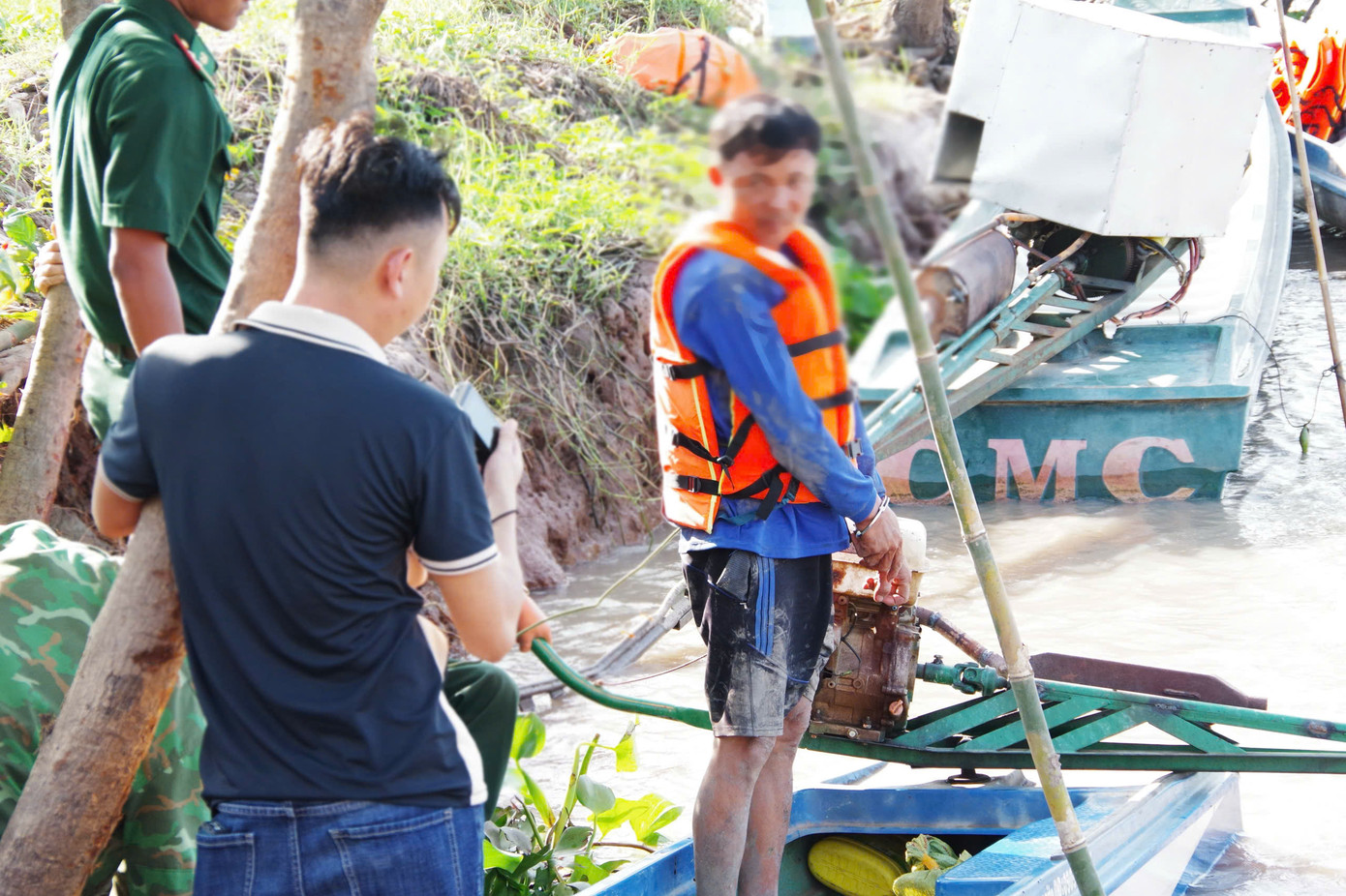 Lực lượng chức năng phối hợp điều tra vụ việc. Lực lượng chức năng phối hợp điều tra vụ việc.