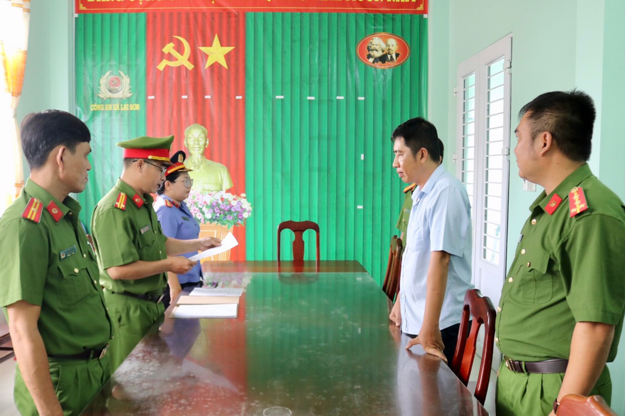 Công an tống đạt quyết định tố tụng đối với Trần Thanh Hùng.